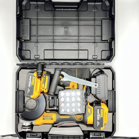 طقم ديولت دسيك ومفرجا مع كشاف  <br> <span class='text-color-warm'>سيتوفر قريباً</span>